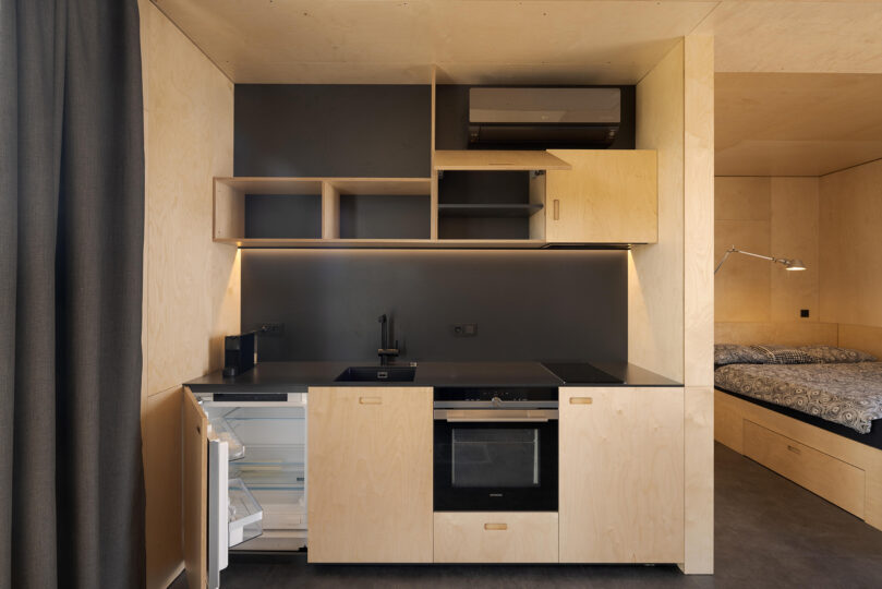 Kuchynská linka so spotrebičmi v tiny house